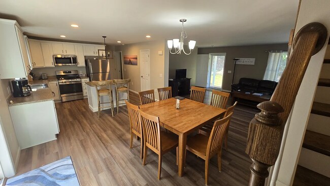 Amplia cocina con isla con asientos y una mesa para 8 personas. - 17 Ryswick St