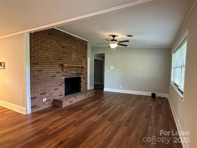 Building Photo - 1600 Plumcrest Dr