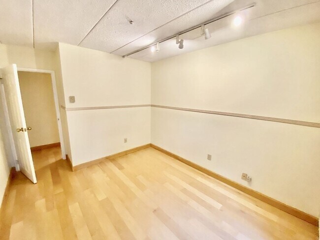 Building Photo - Modern 2-bed, 1.5-bath condo on the 4th fl...