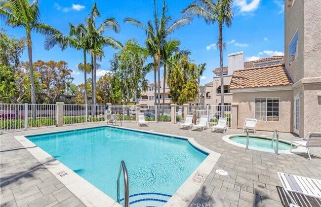 Foto del edificio - 4581 Warner Ave