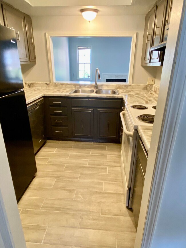 Full Clean Kitchen - 5434 Gatehouse Dr
