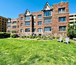Building Photo - 700 W 48th St
