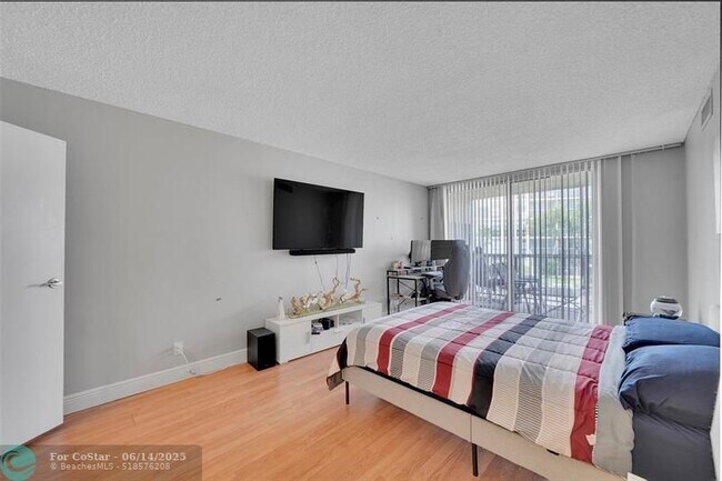 Foto del edificio - 701 Three Islands Boulevard