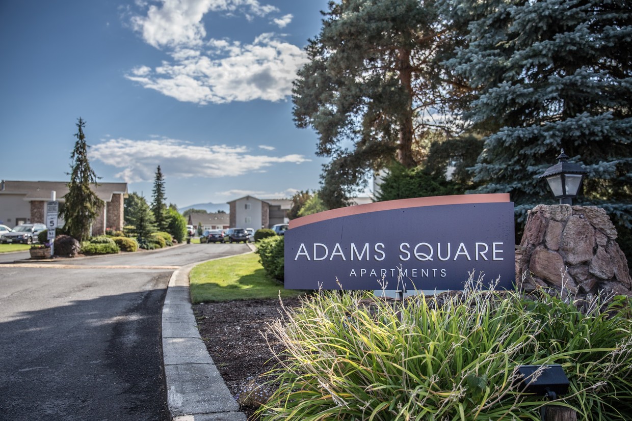 Entrada a la plaza de Adam - Adams Square