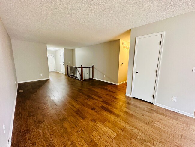 Building Photo - {12311} Spacious Townhome in Desirable OP ...