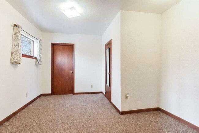 Bedroom 1 - 406 Buchanan St