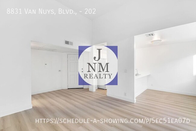 Building Photo - Beautiful updated spacious 1 Bed + 1 Bath ...