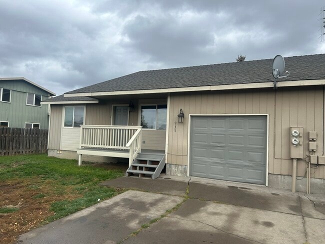 Building Photo - 935 NW Cains Rd