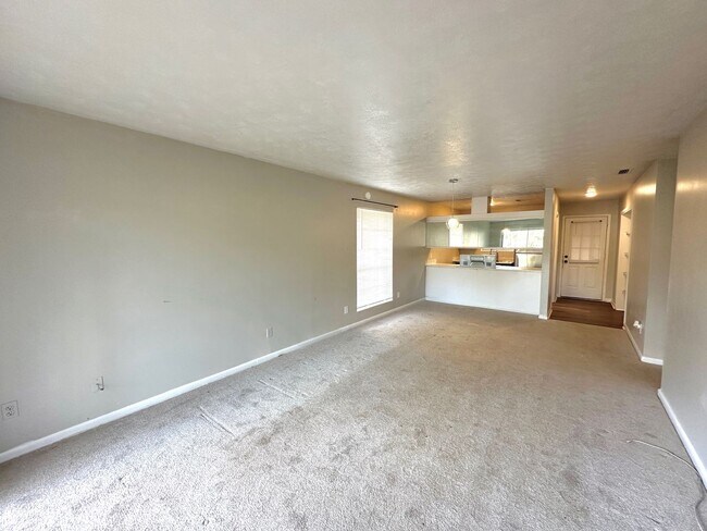 Building Photo - SPACIOUS 2/1 w/ Open Floor Plan, Fenced Ya...