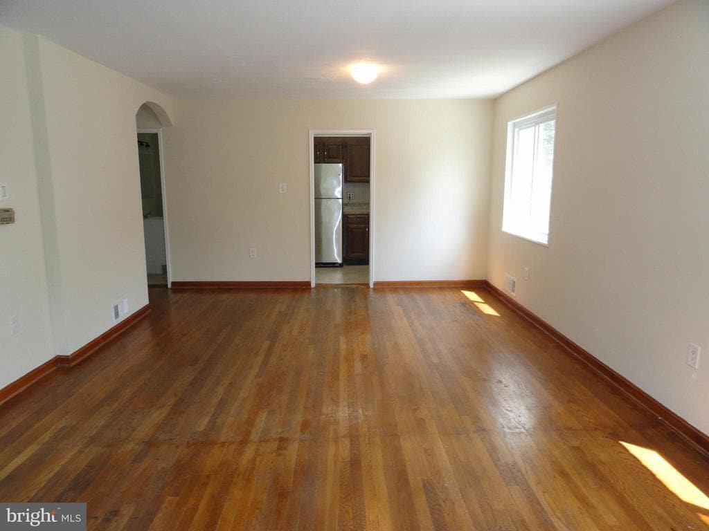 Primary Photo - 4 E Chapman St