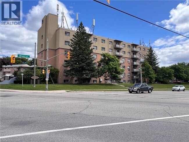 Photo du bâtiment - 283 Fairway Rd N