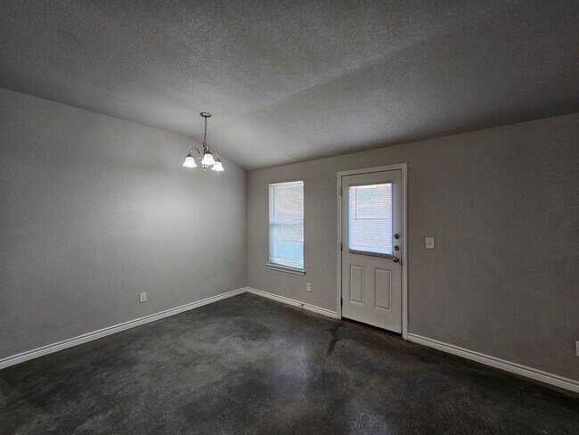 Foto del edificio - AVAILABLE NOW!