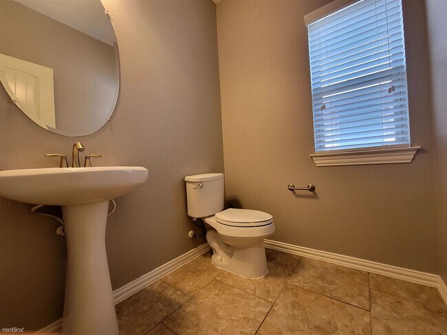 Building Photo - 4 br, 2.5 bath House - 2700 Auburn Chestnu...