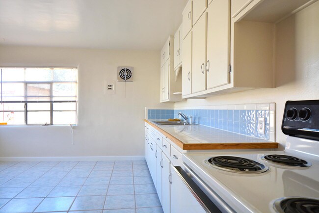 Building Photo - 816 Ortiz Dr SE
