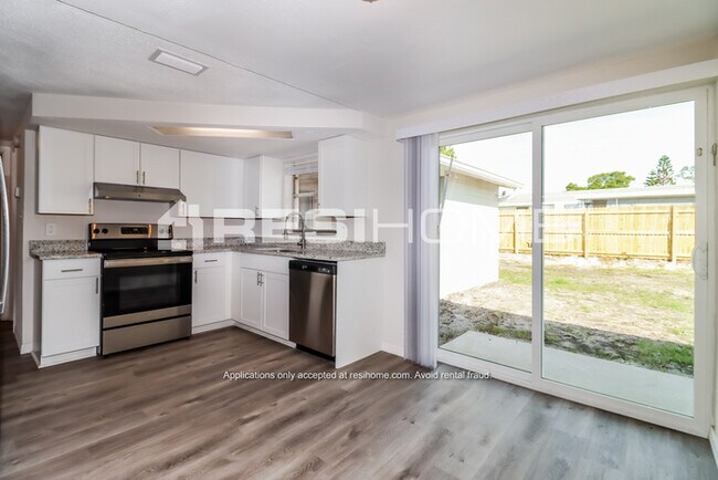 Foto del edificio - 9016 Greenbriar Ln