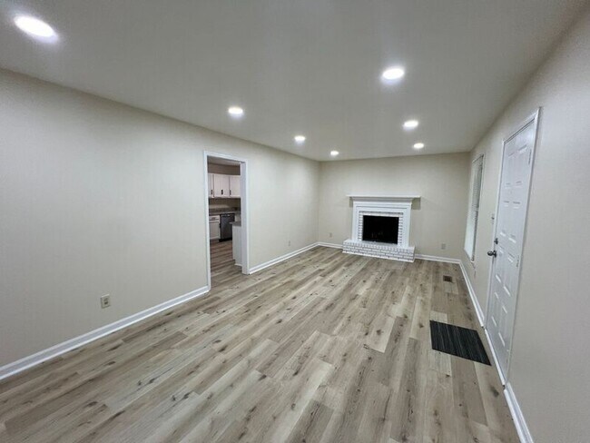 Building Photo - 9746 Williamsburg Dr