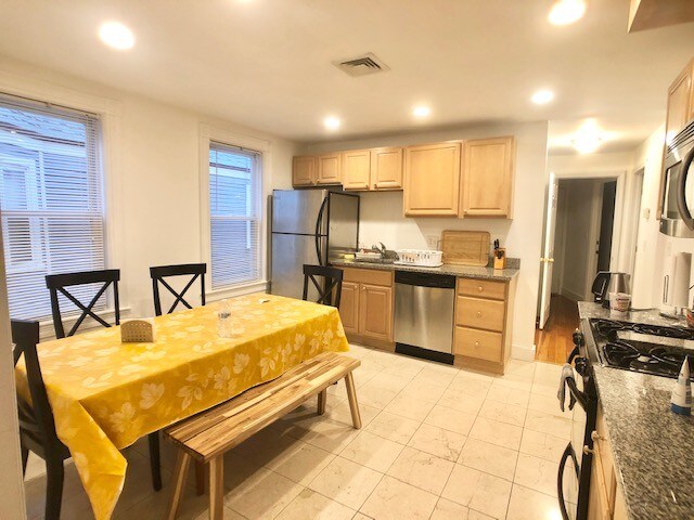 Primary Photo - 27 Brackett St