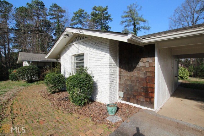 Building Photo - 438 Carriage Dr NE