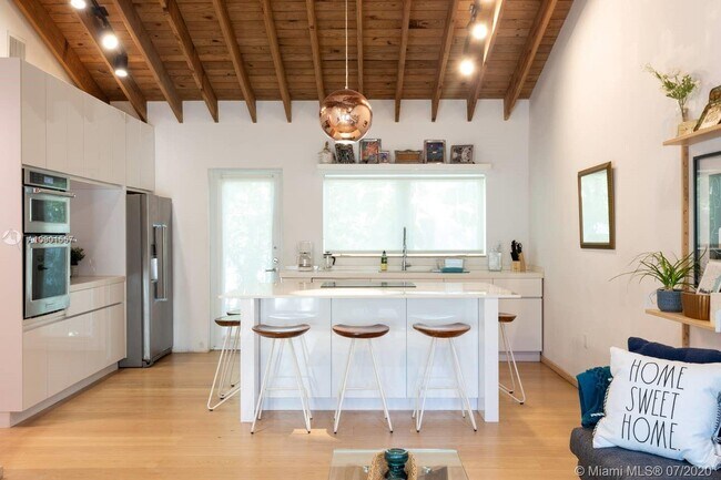 Foto del edificio - 521 NE 68th St