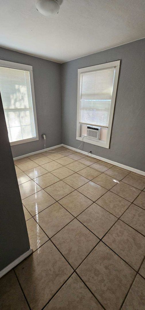 Foto del edificio - Corner Lot rental home!