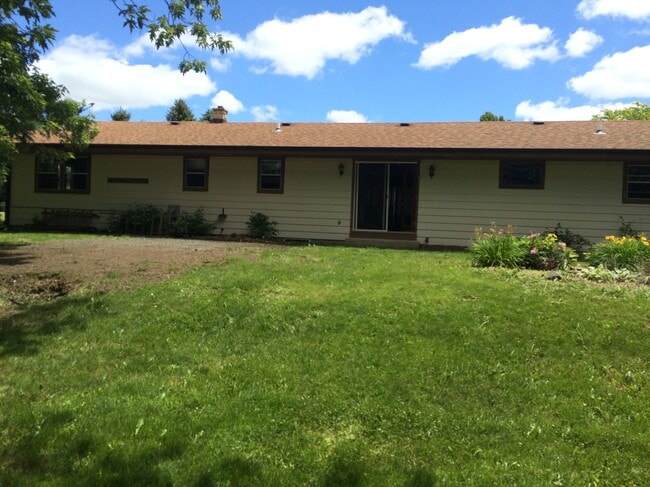 Building Photo - W283N6655 Meadowlark Ln