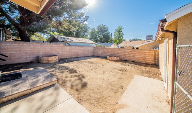 Building Photo - 10939 Scoville Ave