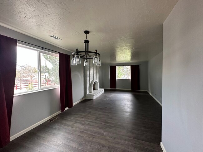 Foto del edificio - Spacious Family Home in Sandy!