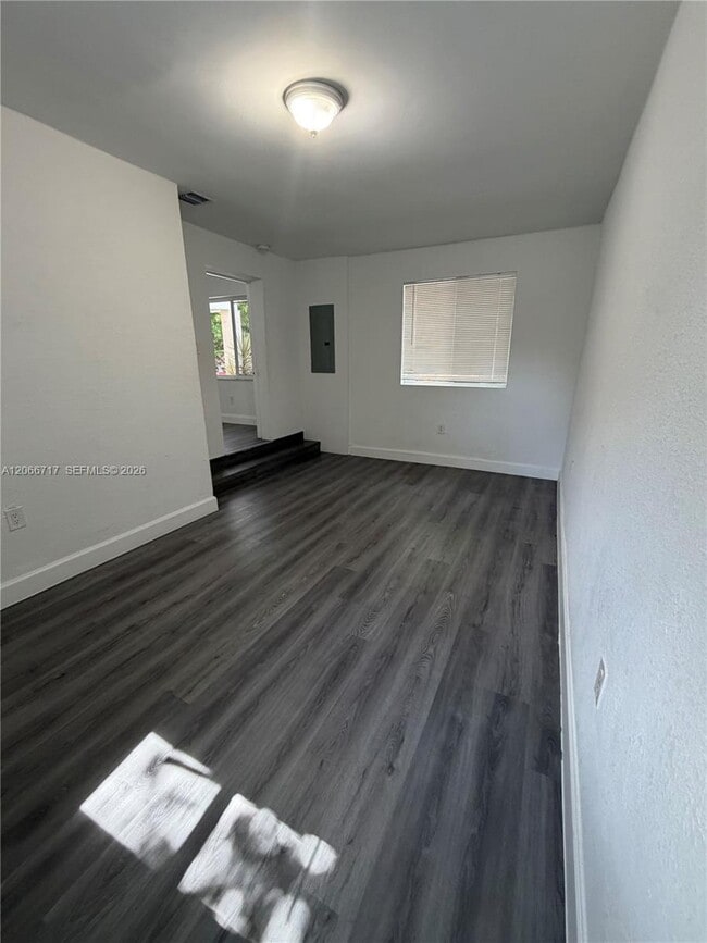 Building Photo - 328 SW 15th Ave