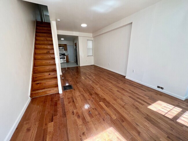 Foto del edificio - Stunning 3-Bedroom Townhouse Just Outside ...