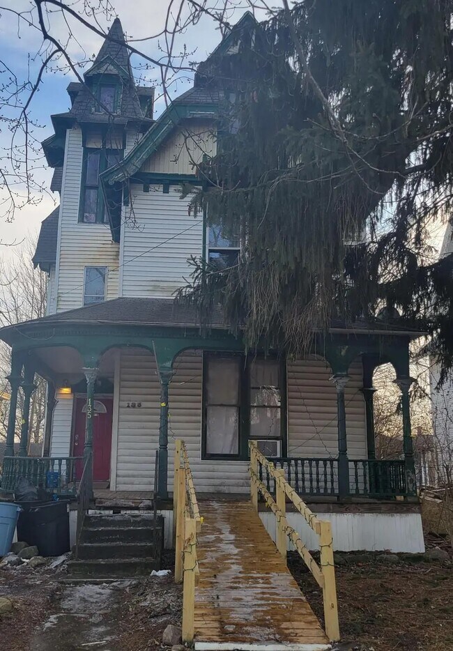 Building Photo - 135 W 1st St