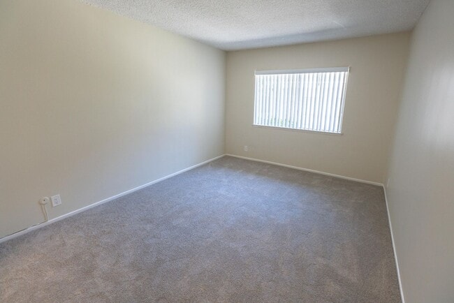 Interior Photo - 18400 Prairie Street