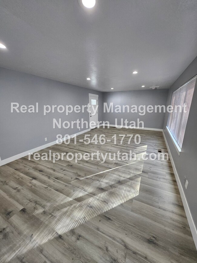 Building Photo - 3 Bedroom 2 Bath Unit Now Available