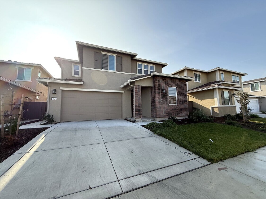 Building Photo - Updated 4bd/3ba Natomas Home with 2 Car Ga...