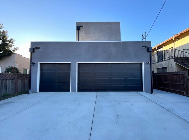 Foto del edificio - 4 Bed, 4.5 Bath Located in Hawthorne, CA