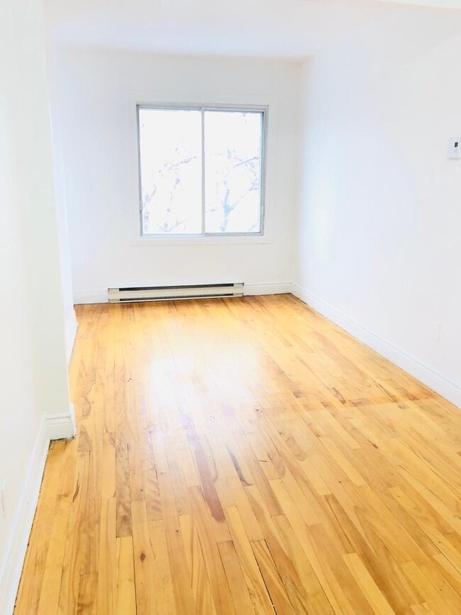 Building Photo - 7983 Av De Lorimier