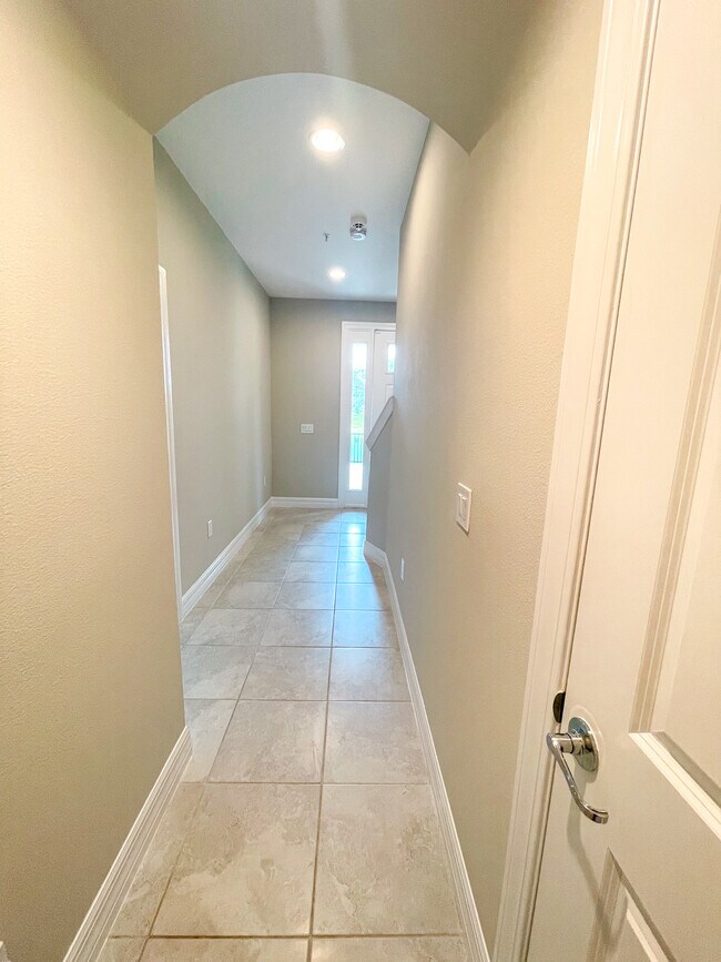 Building Photo - 581 Piazza Pt