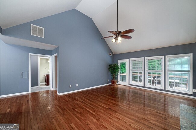 Foto del edificio - 460 Holly Hills Ln