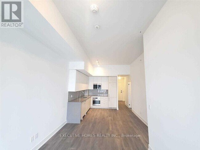 Photo du bâtiment - 2481 Taunton Rd