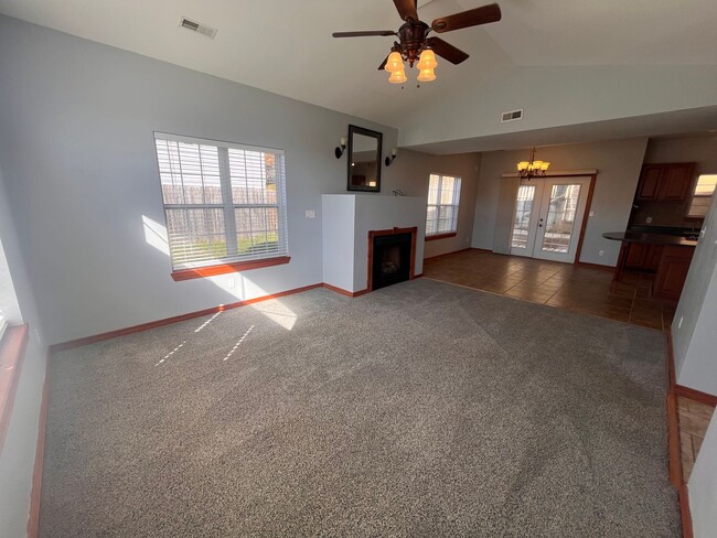 Building Photo - AVAILABLE NOW!!