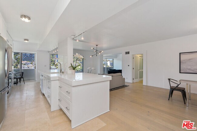 Building Photo - 838 N Doheny Dr