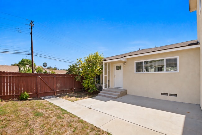 Building Photo - 1425 Termino Ave