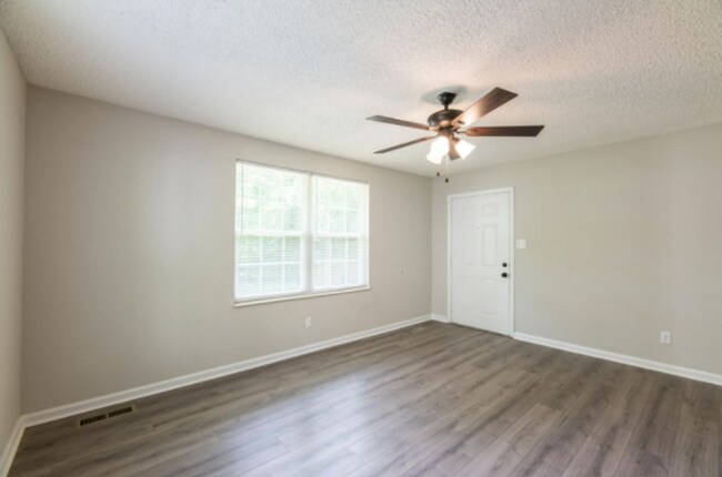 Building Photo - Knoxville 37914 - Cute 2 bedroom, 1 bath c...