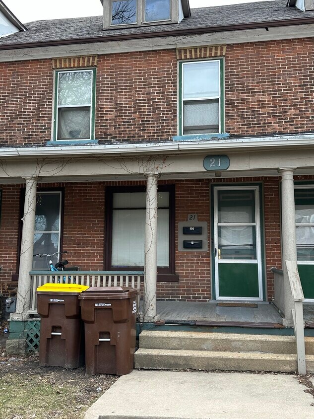 21 W Washington St Unit 1, Freeport, IL 61032 Room for Rent in