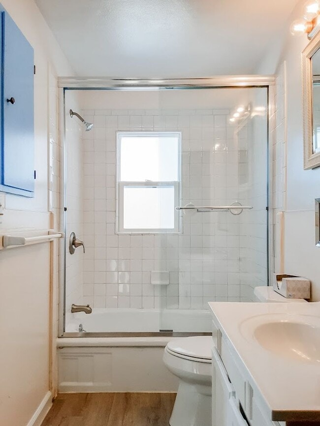 Foto del edificio - PET FRIENDLY 3 BED/ 2 BATH WITH GARAGE