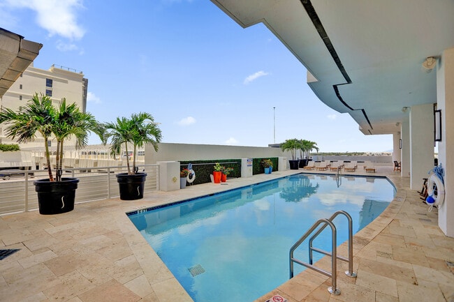 Building Photo - 315 NE 3rd Ave