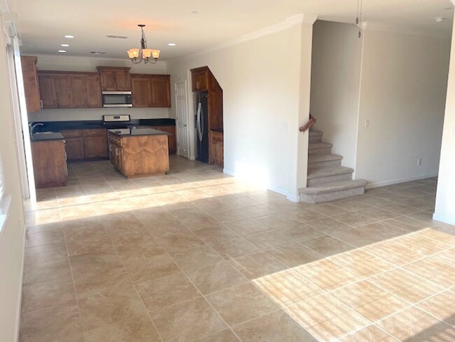 Building Photo - 4 Bedroom Home in Gated Community With Sho...