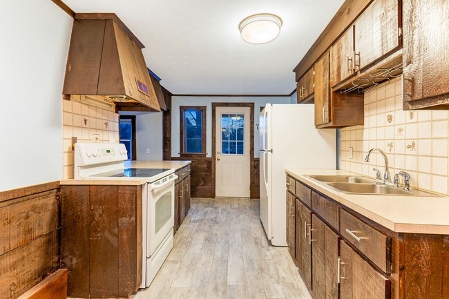 Foto del edificio - 381 Littlefield Rd