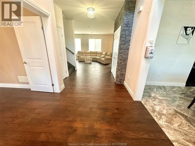 Building Photo - 1180 Regency Cres