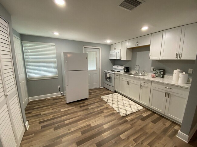 Foto del edificio - 1/1 Condo Within Walking Distance to Brandon Mall