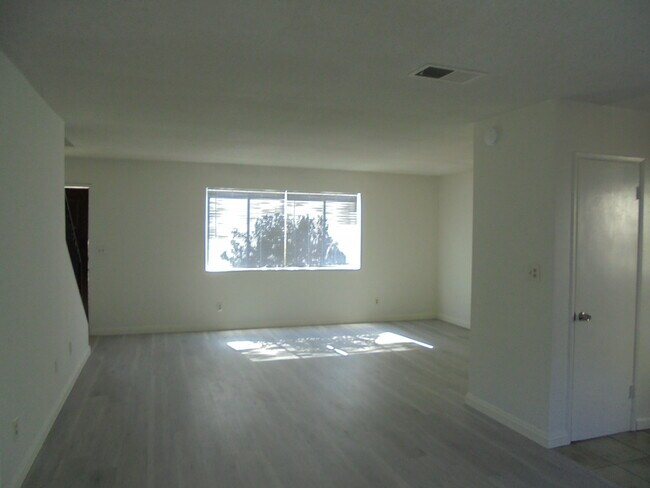 Building Photo - 906 S 1st St
